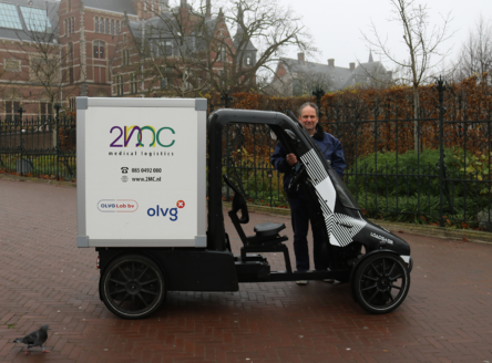 Vedette Harry is fietskoerier: “Ik fiets door heel Amsterdam”